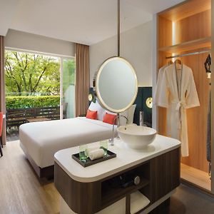 Premier Queen Room Pool Access